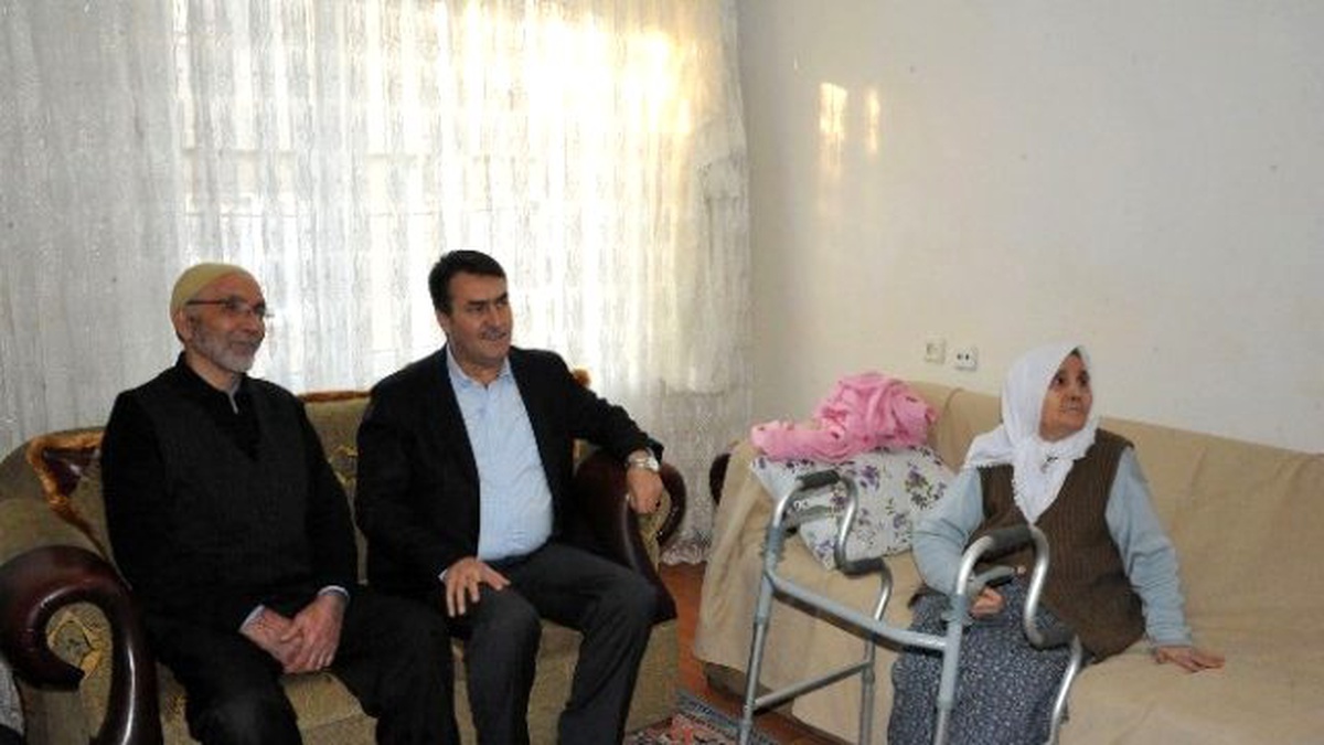 Dündar, Fadime Teyzenin Yüzünü Güldürdü