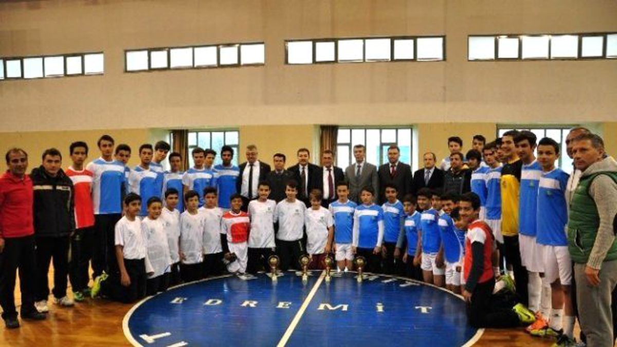 Edremit\'te Şampiyonlar Kupalarını Aldı