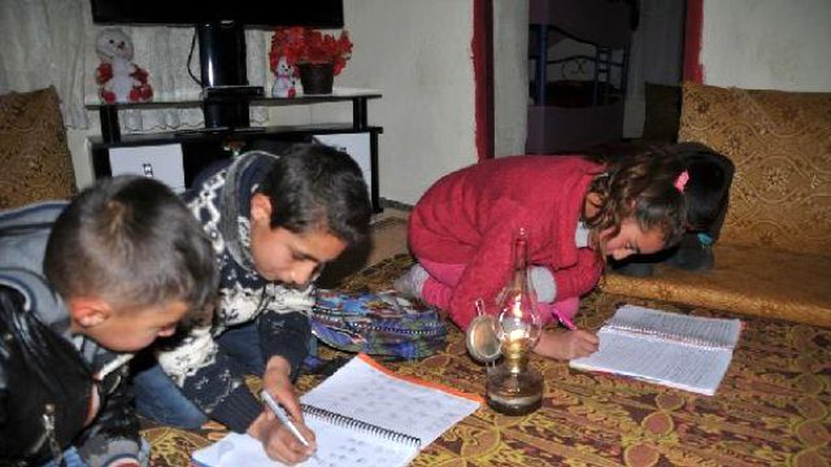 Elektriksiz Mezrada Öğrenciler Mum Işığında Ders Çalışıyor