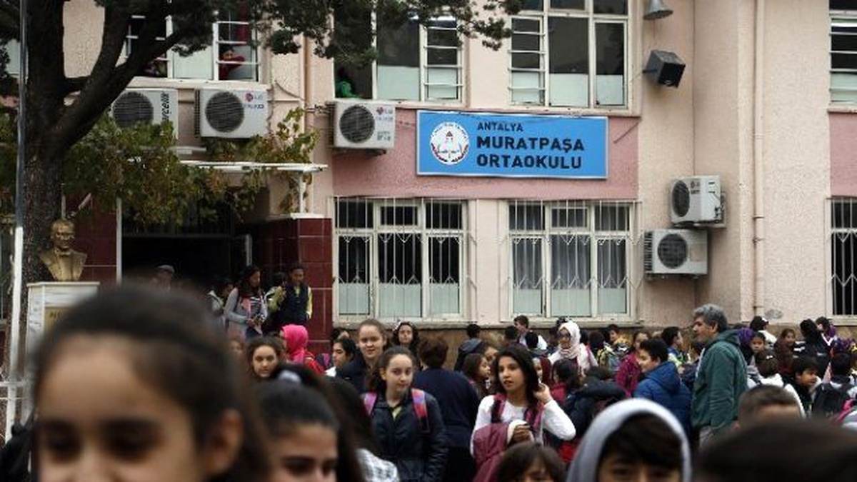 Evde Hazırladıkları Tuz Ruhlu Patlayıcıyı Okul Bahçesine Attılar