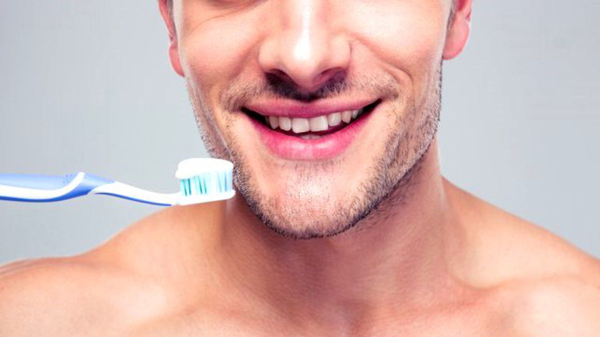 Havai Fişekle Dişlerini Fırçalayan Çinli İnterneti Salladı