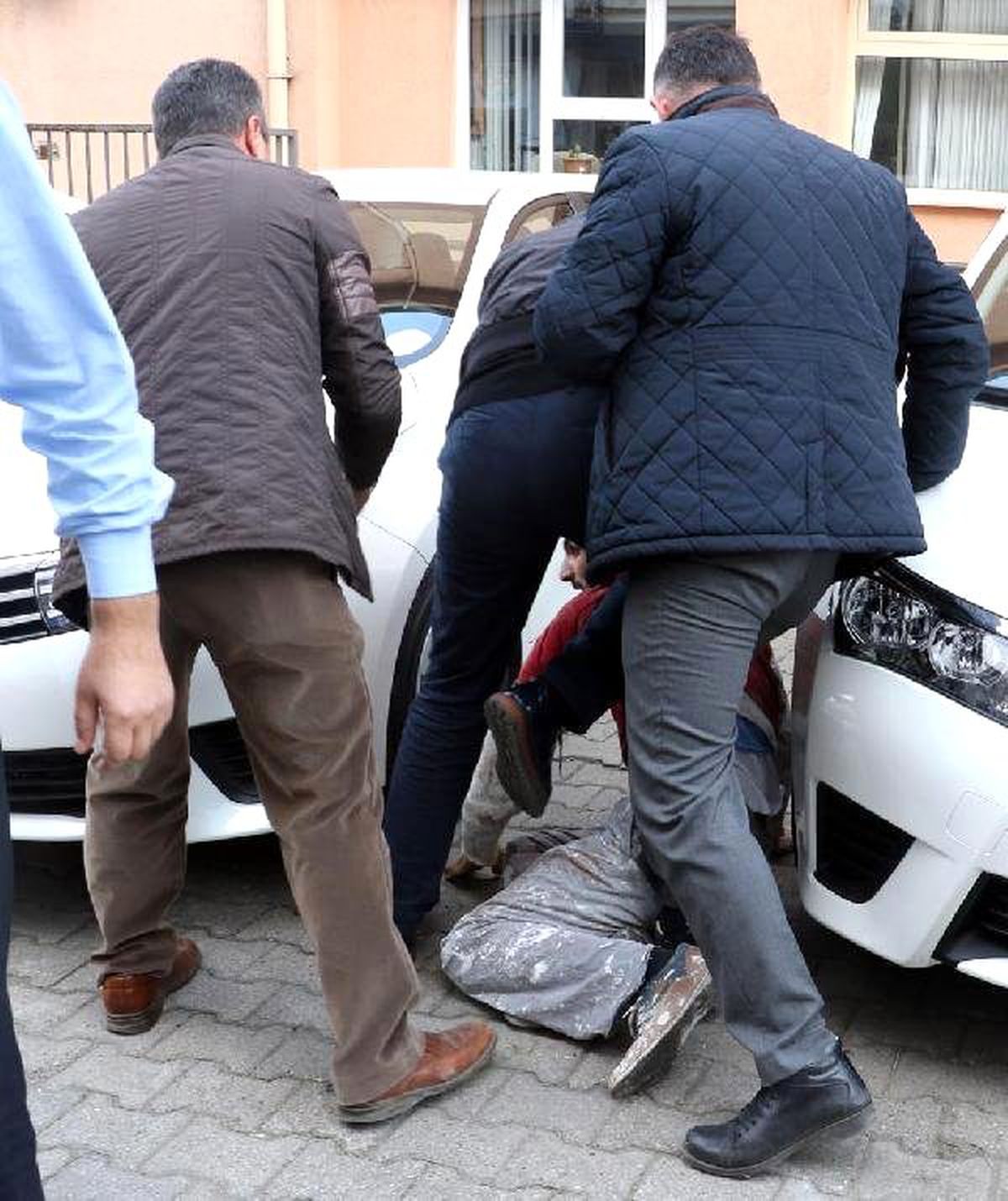 İnşaat İşçileri ile Sokaktaki Gençler Kavga Etti: 6 Yaralı