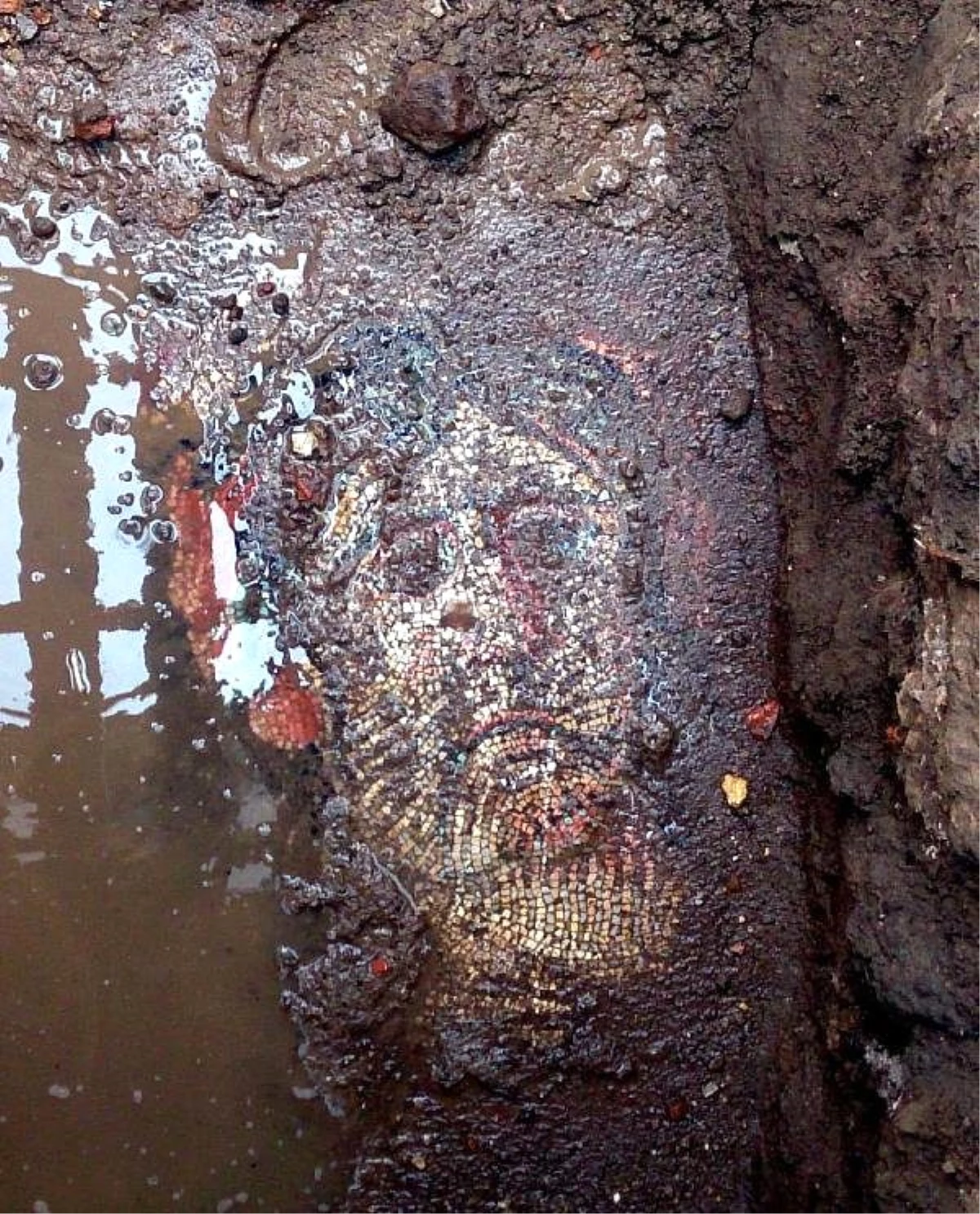 İznik\'te Bulunan Taban Mozaiğinin Üstündeki Asfalt Kaldırıldı