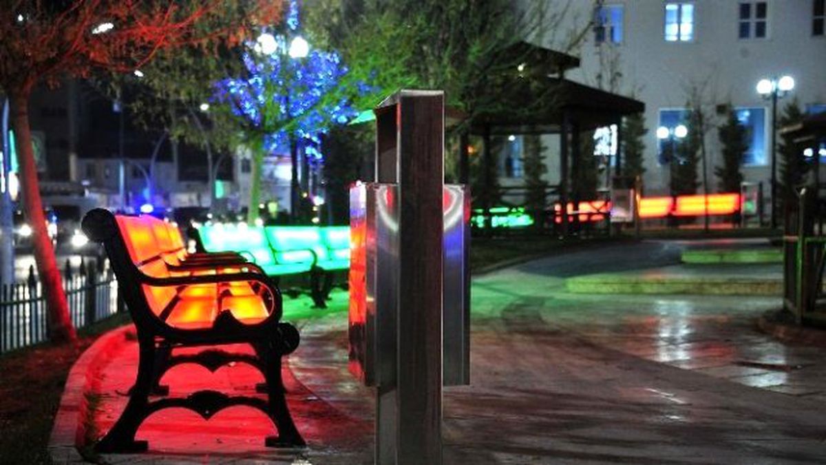Karaman\'da Kuğulu Park\'a Işıklı Mobilyalar Yerleştirildi