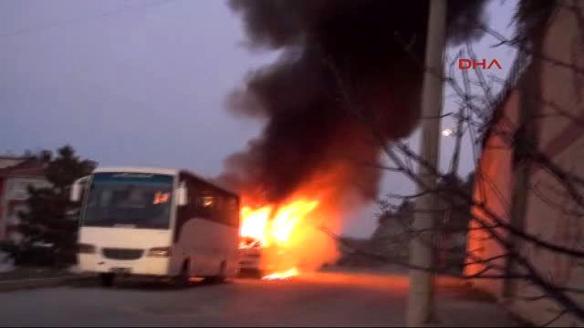 Kütahya\'da Park Halindeki Minibüs Alev Alev Yandı