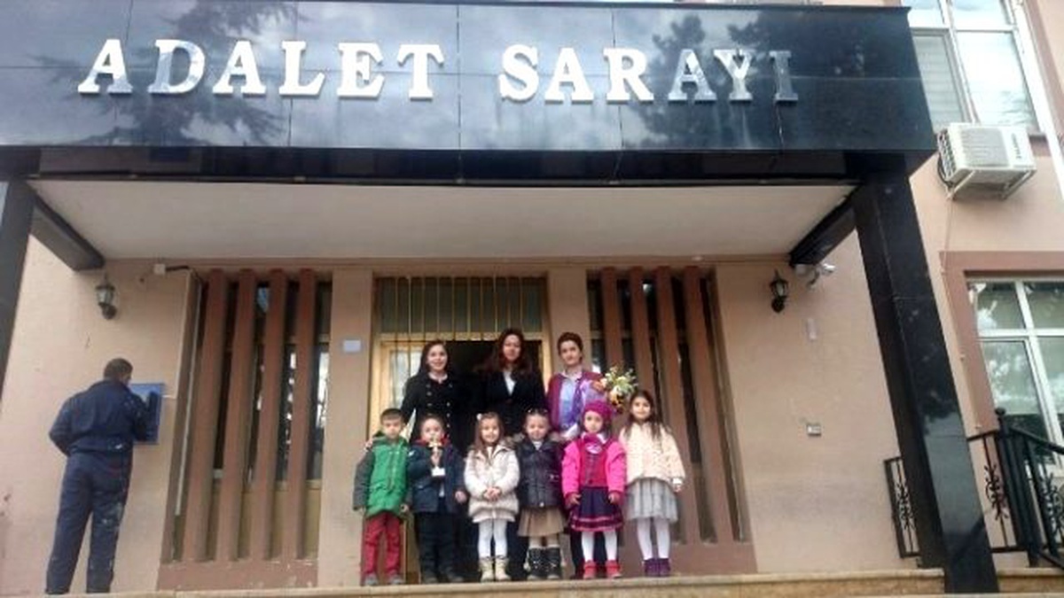 Miniklere İnsan Hakları ve Demokrasi Dersi