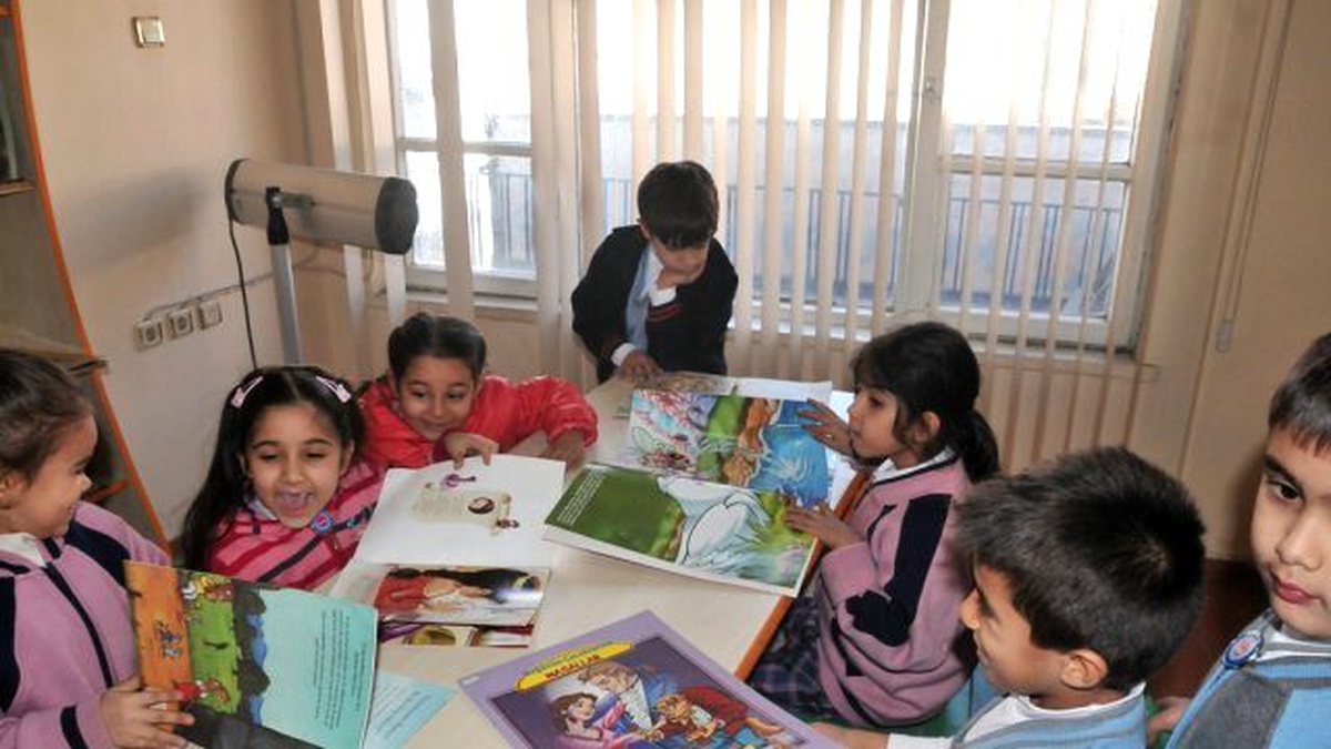 Mutlu Çocuk Kütüphanesini Ziyaret Etti
