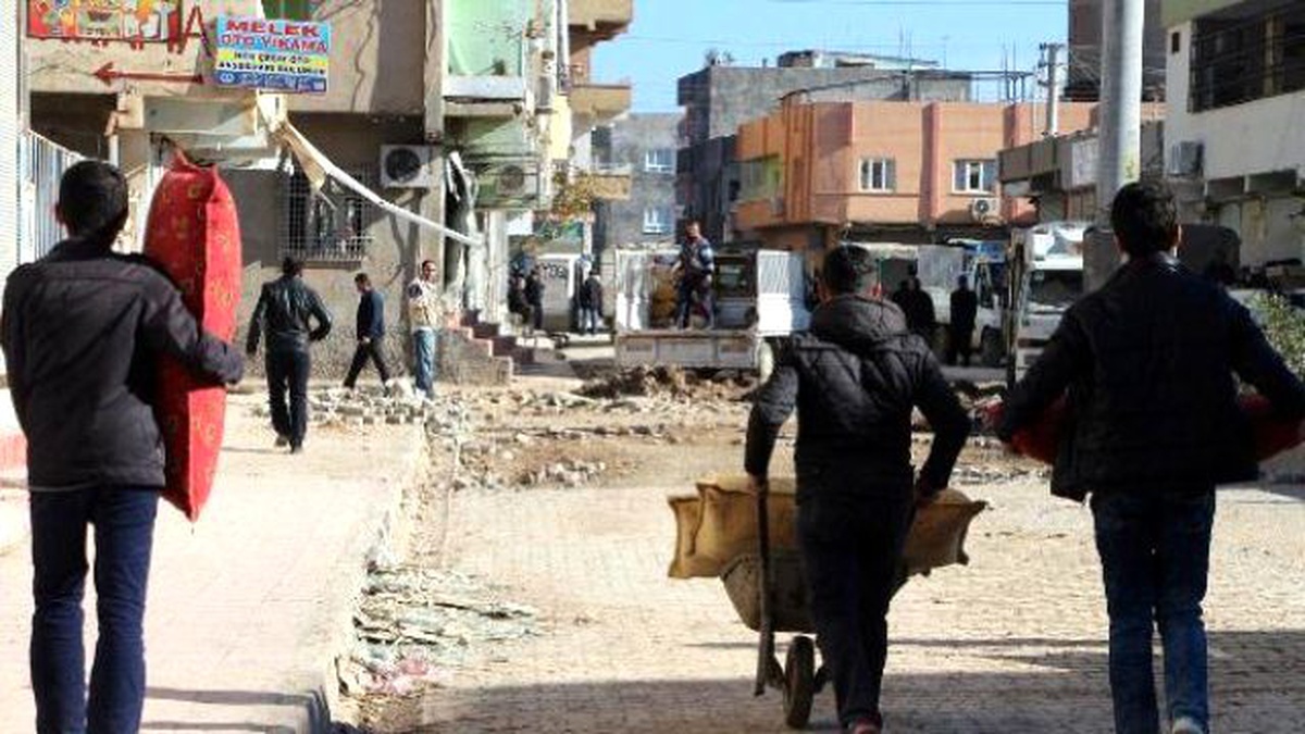 Nusaybin\'de Evleri Zarar Gören Halk Göç Etmeye Başladı