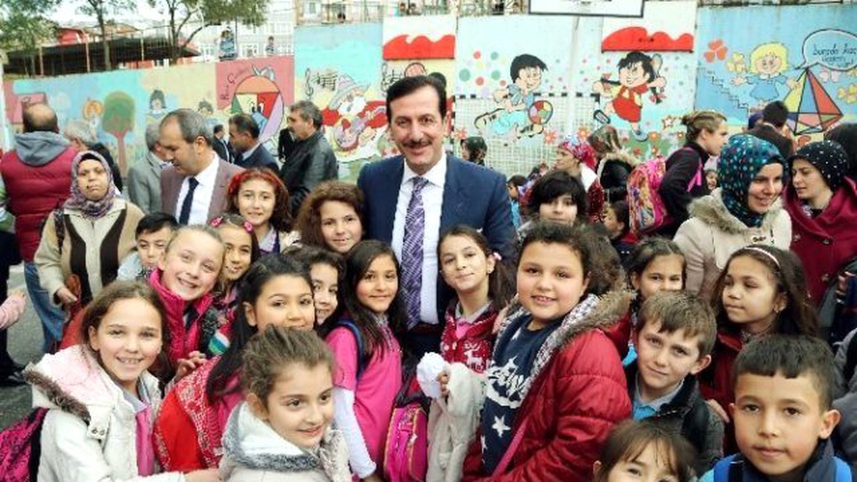 Öğrencilerden Başkan Tok\'a Sevgi Gösterisi
