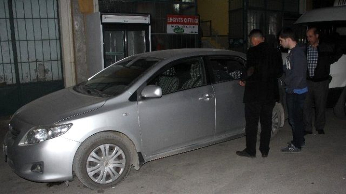 Otomobilin Camını Kırıp 133 Bin Lirayı Çaldılar