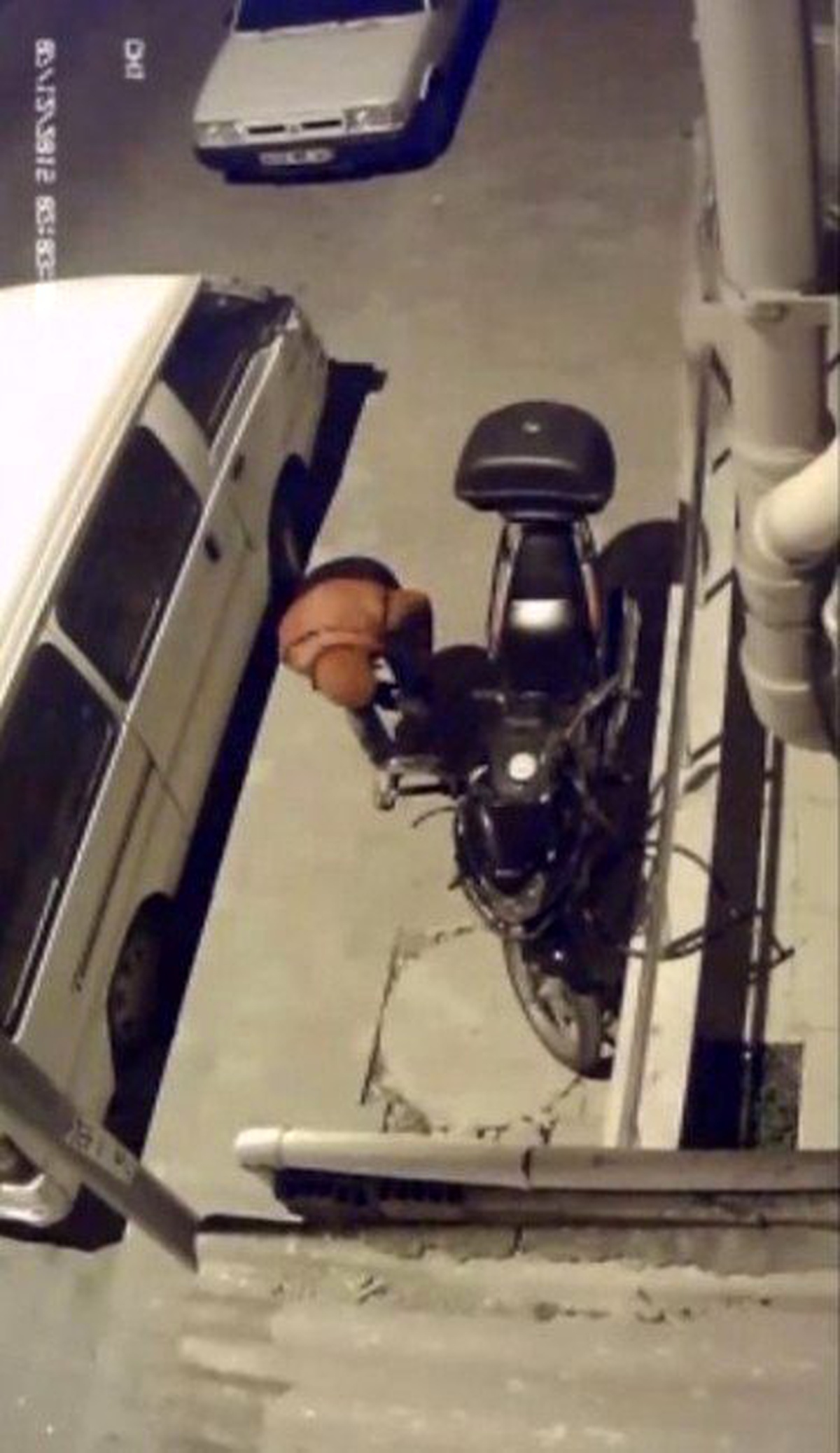 Motosikletin Deposundan Benzin Çalan Şahıs Güvenlik Kamerasına Yakalandı