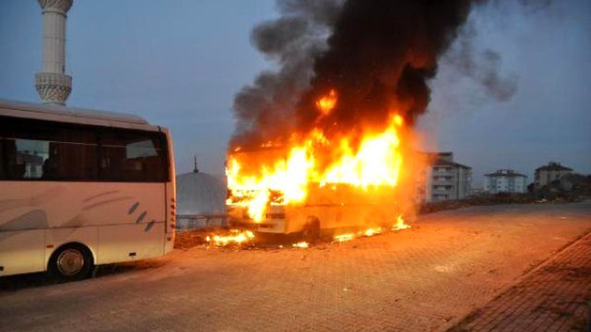 Park Halindeki Midibüs Alev Alev Yandı