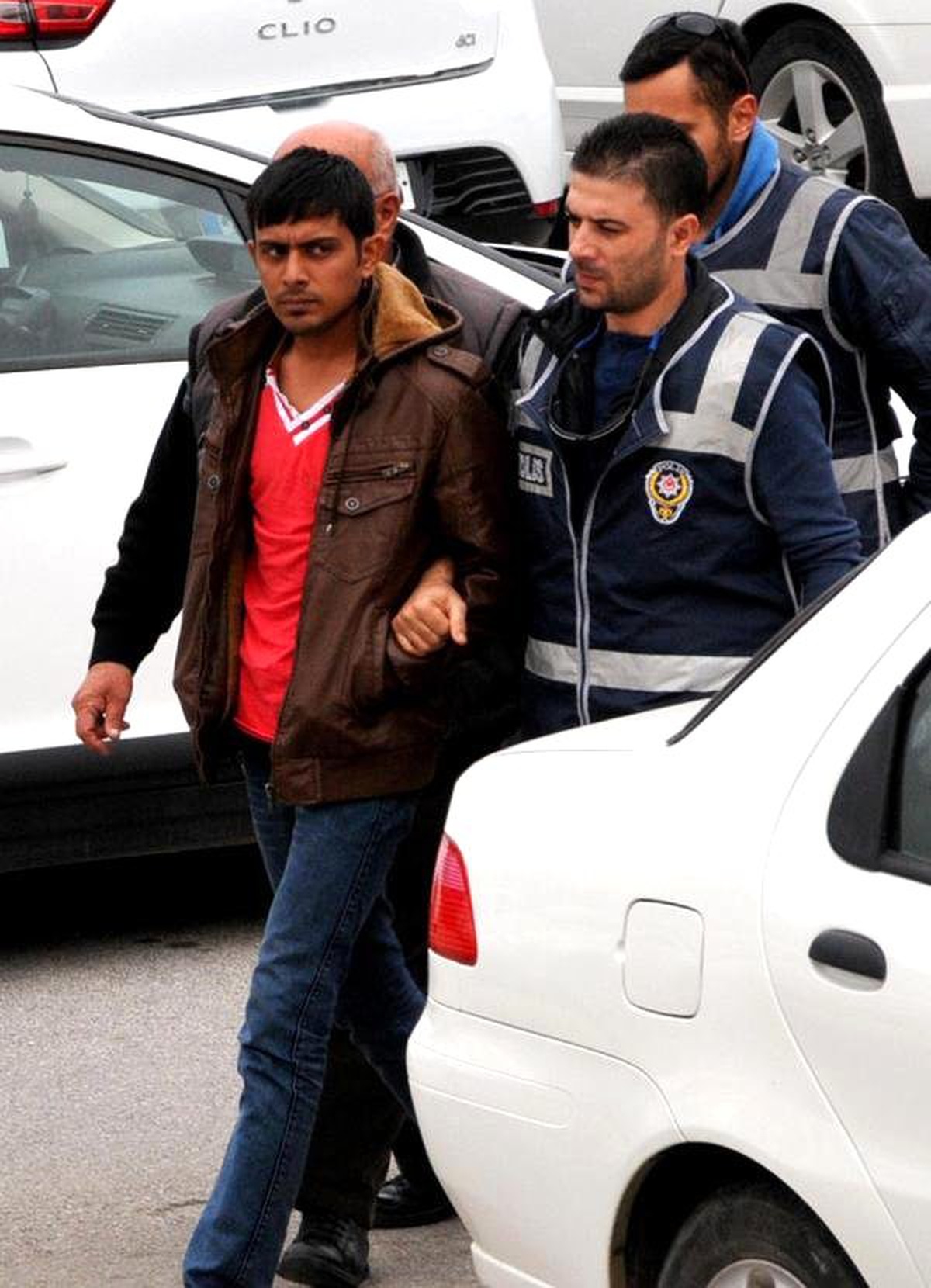 Polisten Kaçak Kılığında İnsan Tacirine Suçüstü