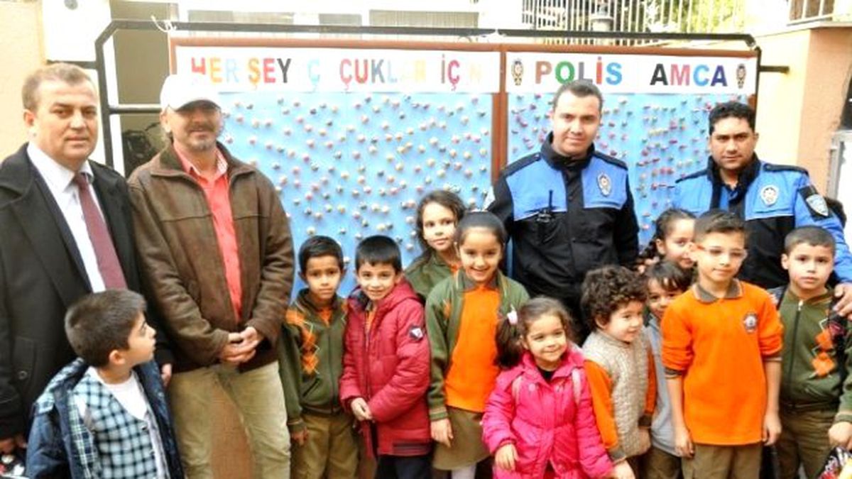 Polisten Öğrencilere Şeker