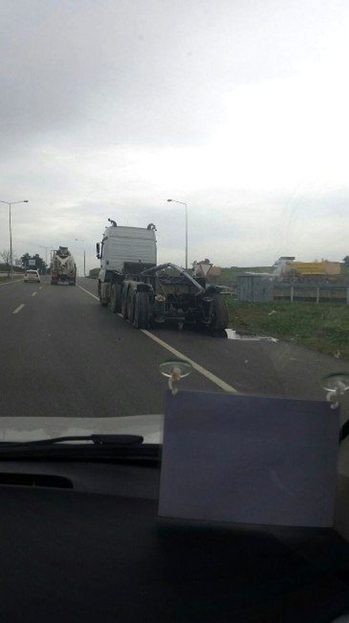 Bursa'da TIR'ın Dorsesi Üst Geçitte Asılı Kaldı