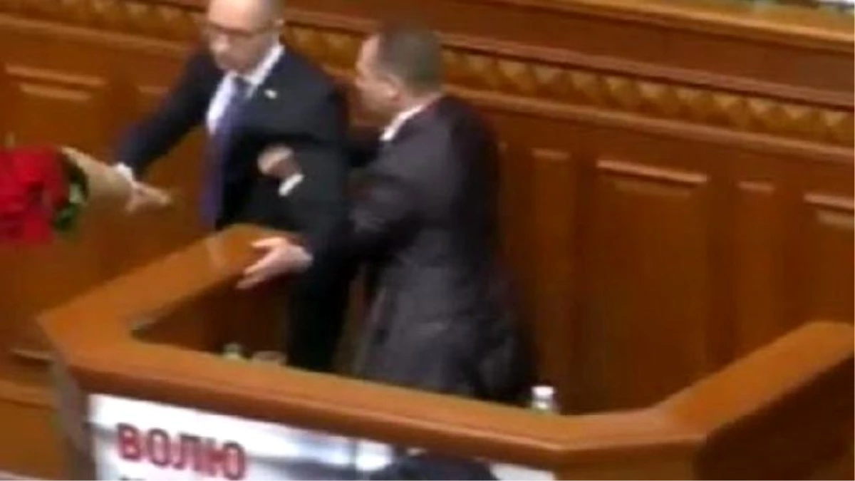 Ukrayna Başbakanı\'na Güllü Saldırı