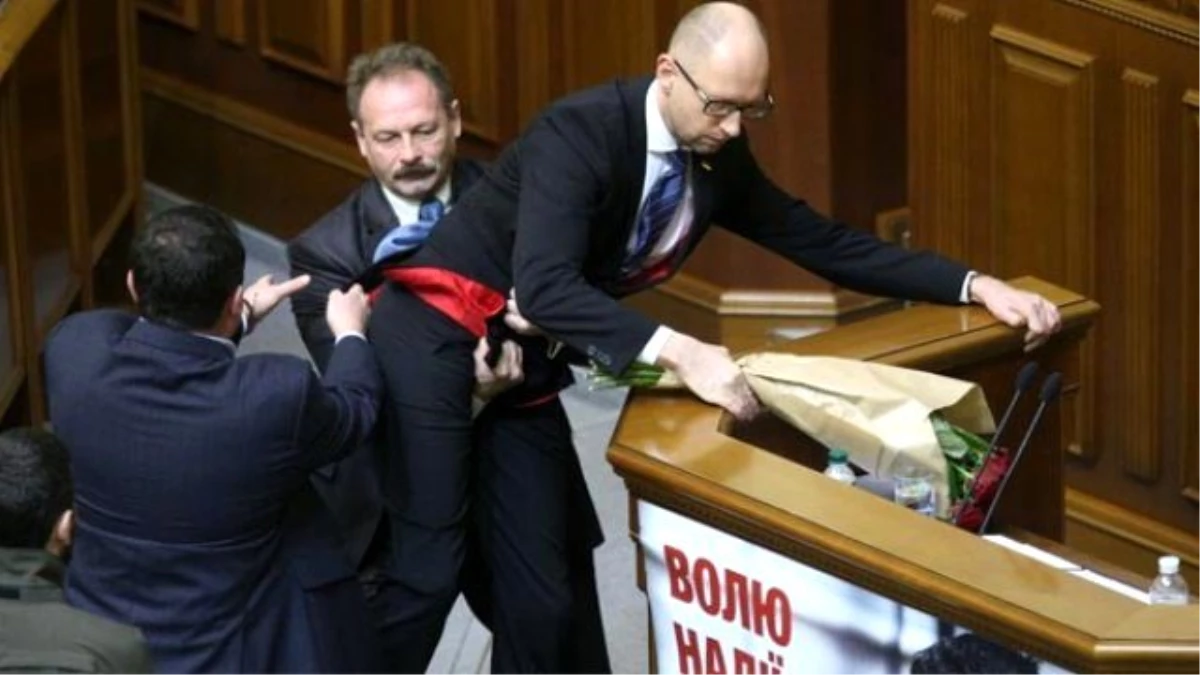 Ukrayna Parlamentosu Karıştı! Başbakanı Kürsüden Kucaklayıp İndirdiler
