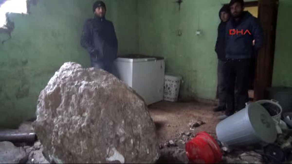 Dağdan Kopan Kaya Parçası Evin İçine Girdi