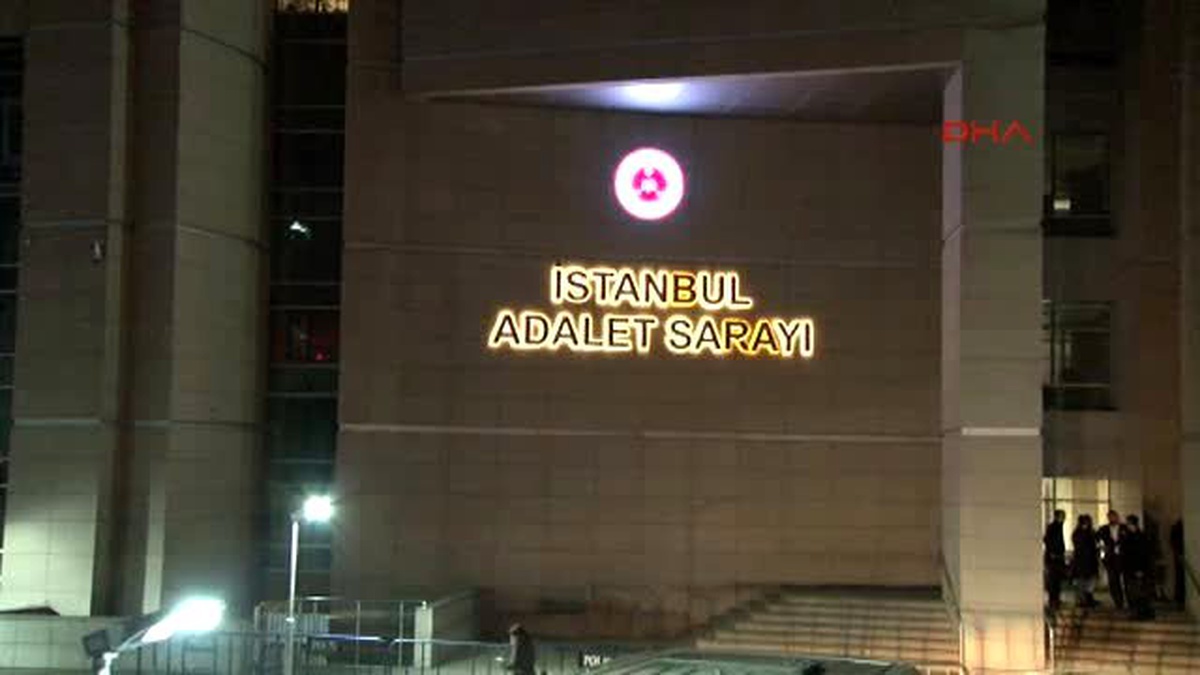Adli Kontrol Şartıyla Serbest Bırakılan Polisler Adliye Önünde Açıklama Yaptı