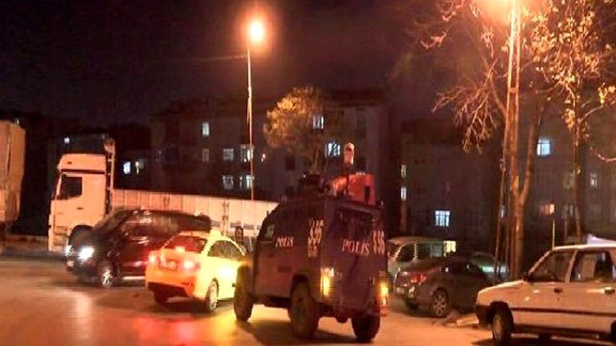 Bağcılar\'da Polis Aracına Ateş Açıldı