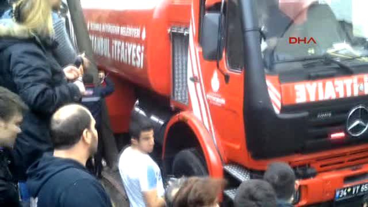 Beyoğlu\'nda Çıkan Yangın Mahalleliyi Birbirine Düşürdü