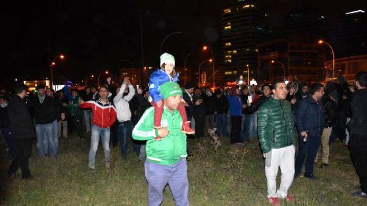 Bursasporlu Taraftarlar Özlüce Tesisleri\'ne Gidip Yönetimi Protesto Etti