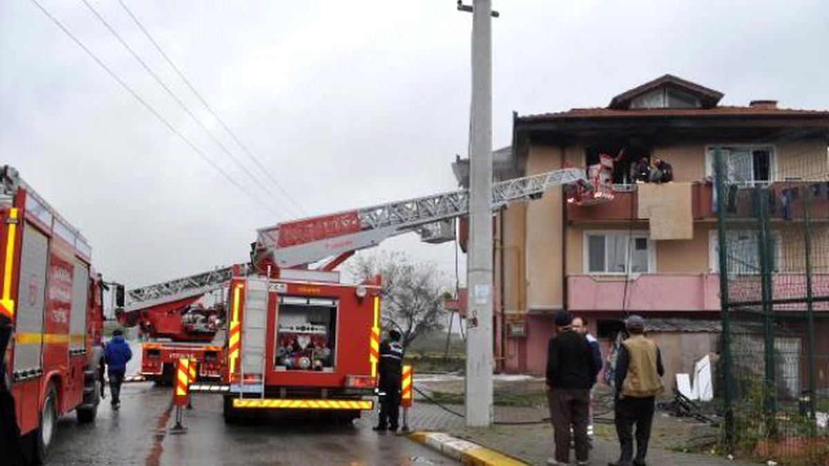 Elektrik Kontağı Evi Yaktı, 2 Kadın Dumandan Etkilendi