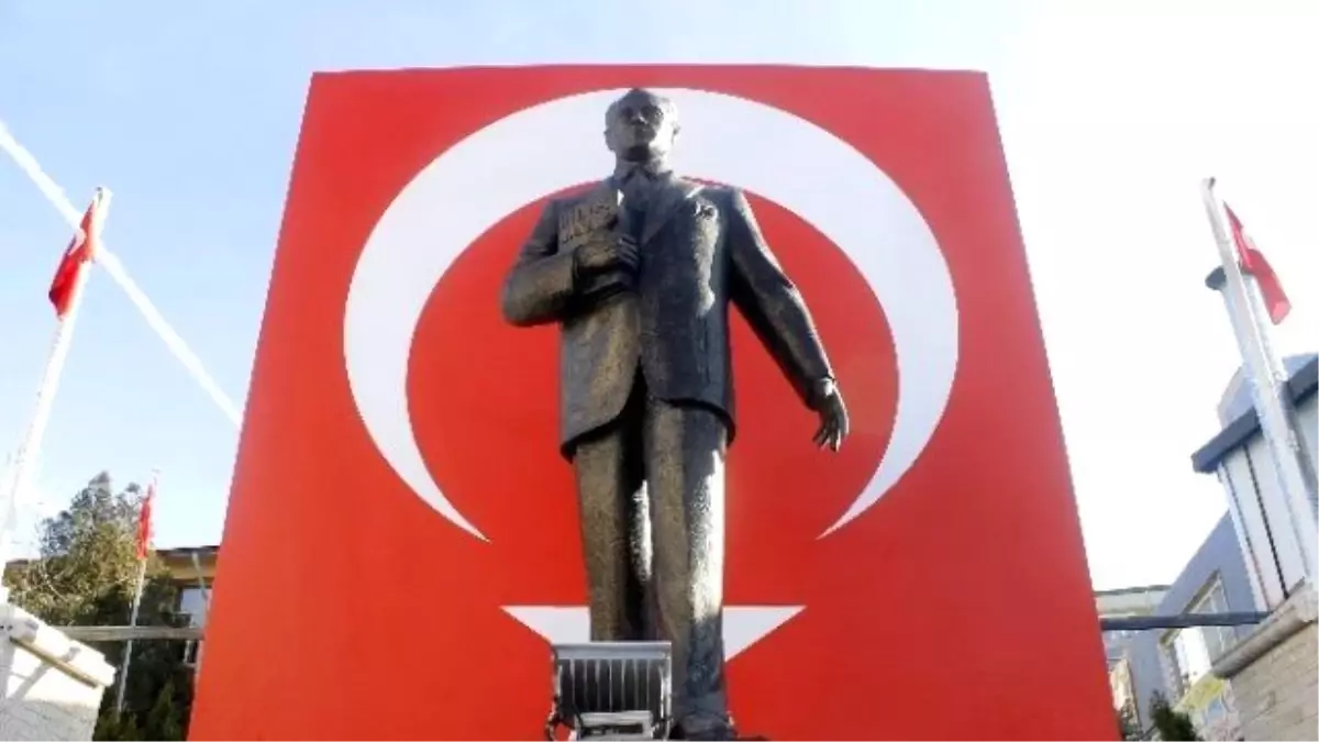 Emirdağ Belediyesi Atatürk Heykeline Türk Bayrağı ile Süsledi