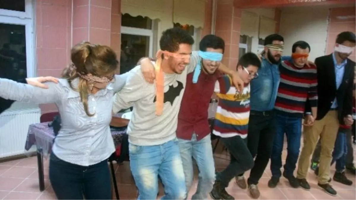 Gözlerini Bağlayarak Halay Çektiler