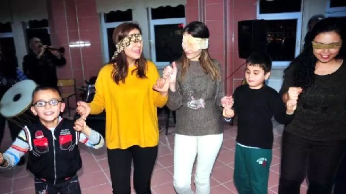 Üniversite Öğrencileri Görme Engelliler İçin Gözlerini Kapattı