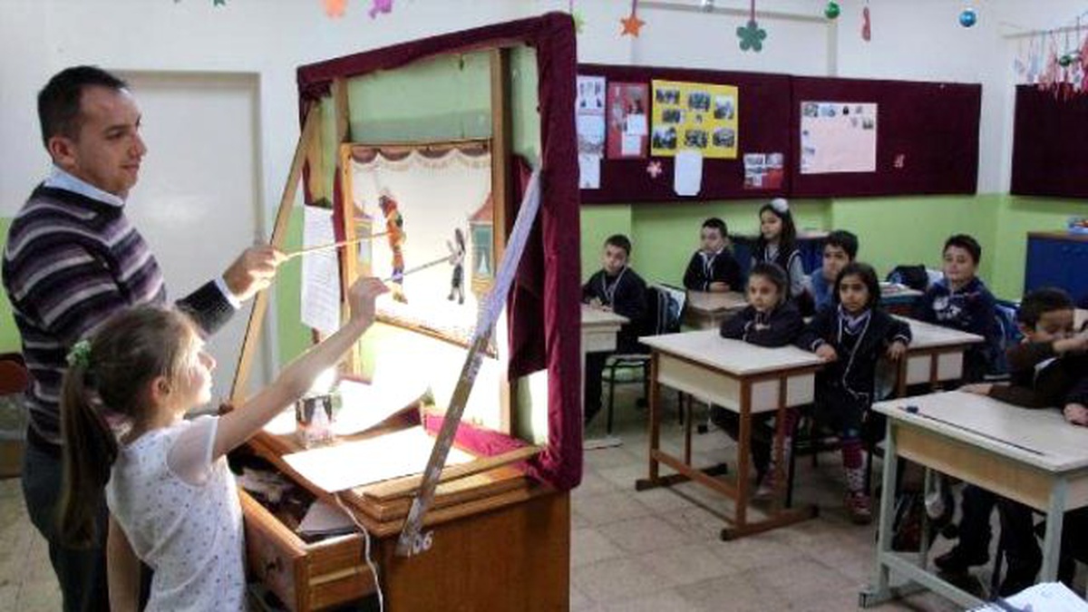 Hacivat ve Karagöz\' Oyunuyla Ders Anlatıyor