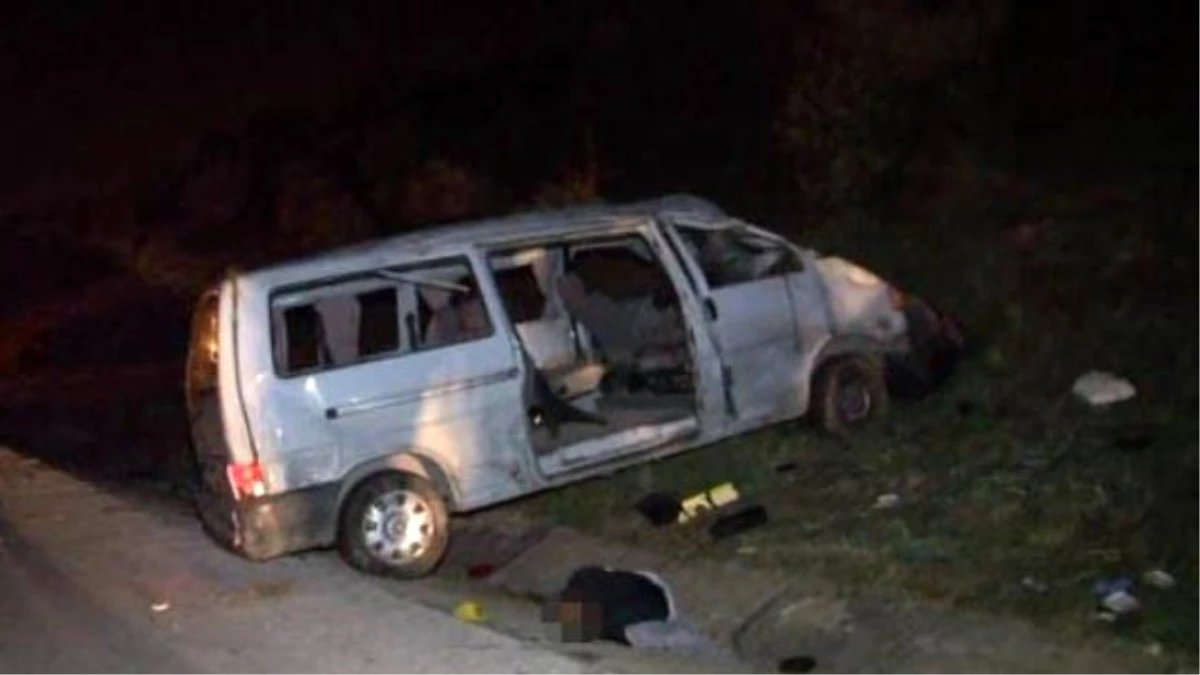 İzmir\'de Minibüs ile Otomobil Çarpıştı: 2 Ölü, 12 Yaralı