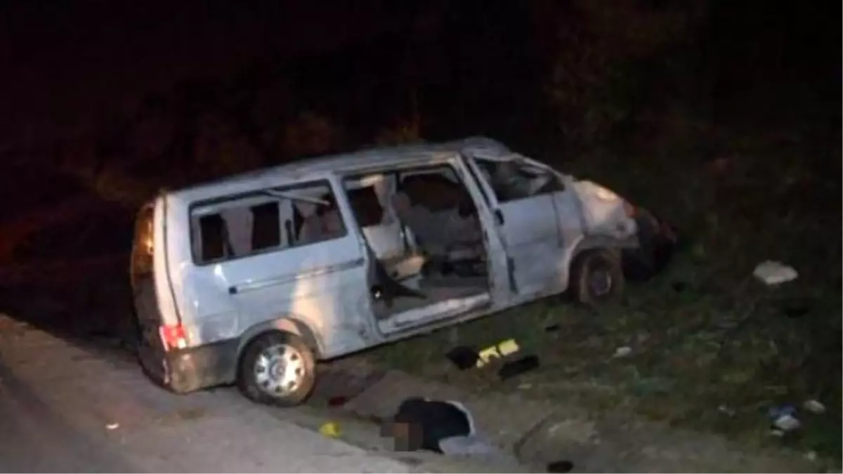 İzmir'de Minibüs ile Otomobil Çarpıştı: 2 Ölü, 12 Yaralı