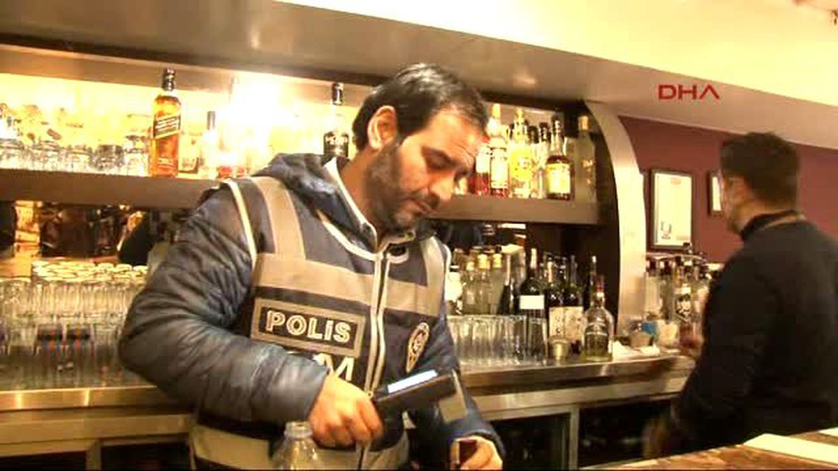 İzmir\'de Polisten Sahte İçki Denetimi