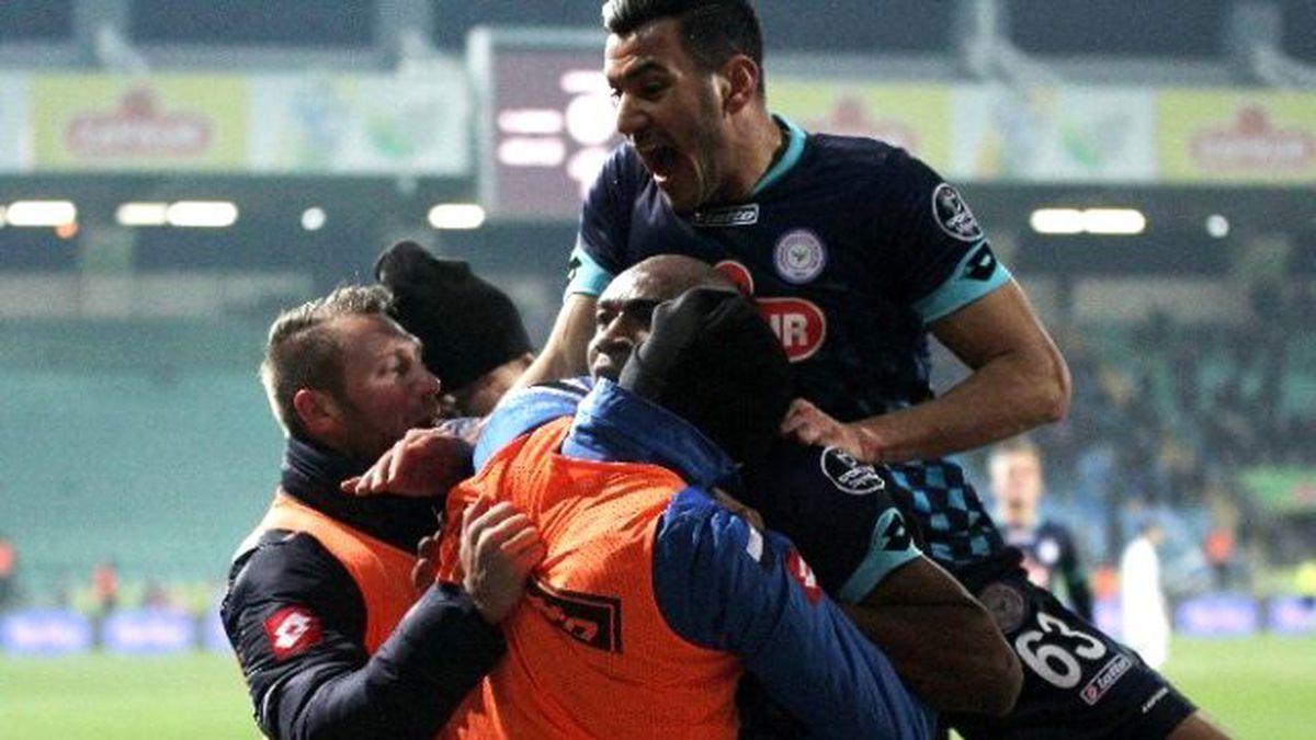 Kweuke, Ayakta Alkışlandı