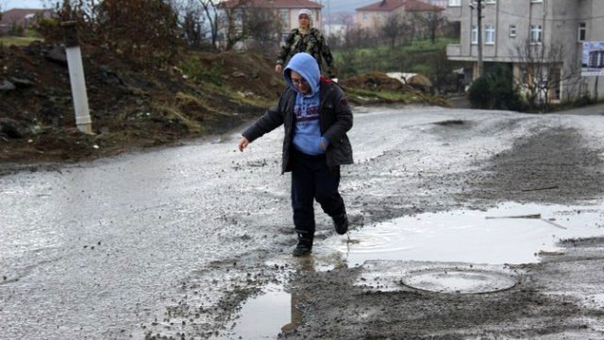 Mahalleli Bozuk Yol ve Çamurdan Kurtulmak İstiyor