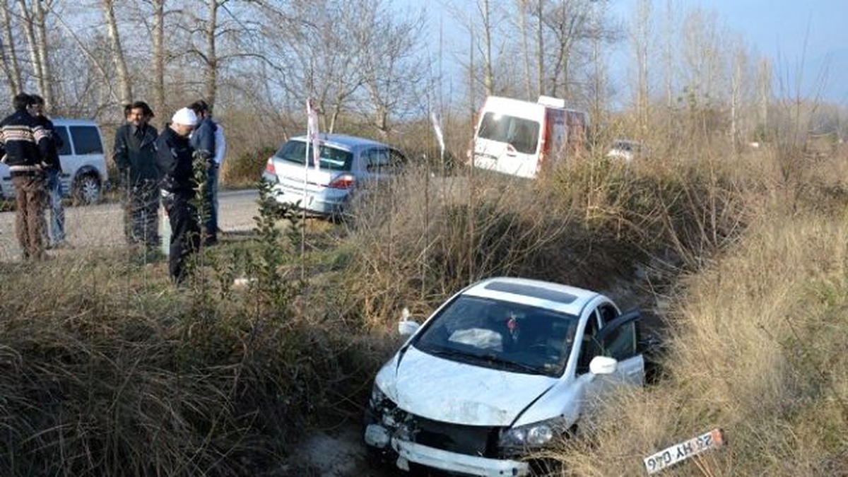 Otomobil Sulama Kanalına Uçtu: 3 Yaralı
