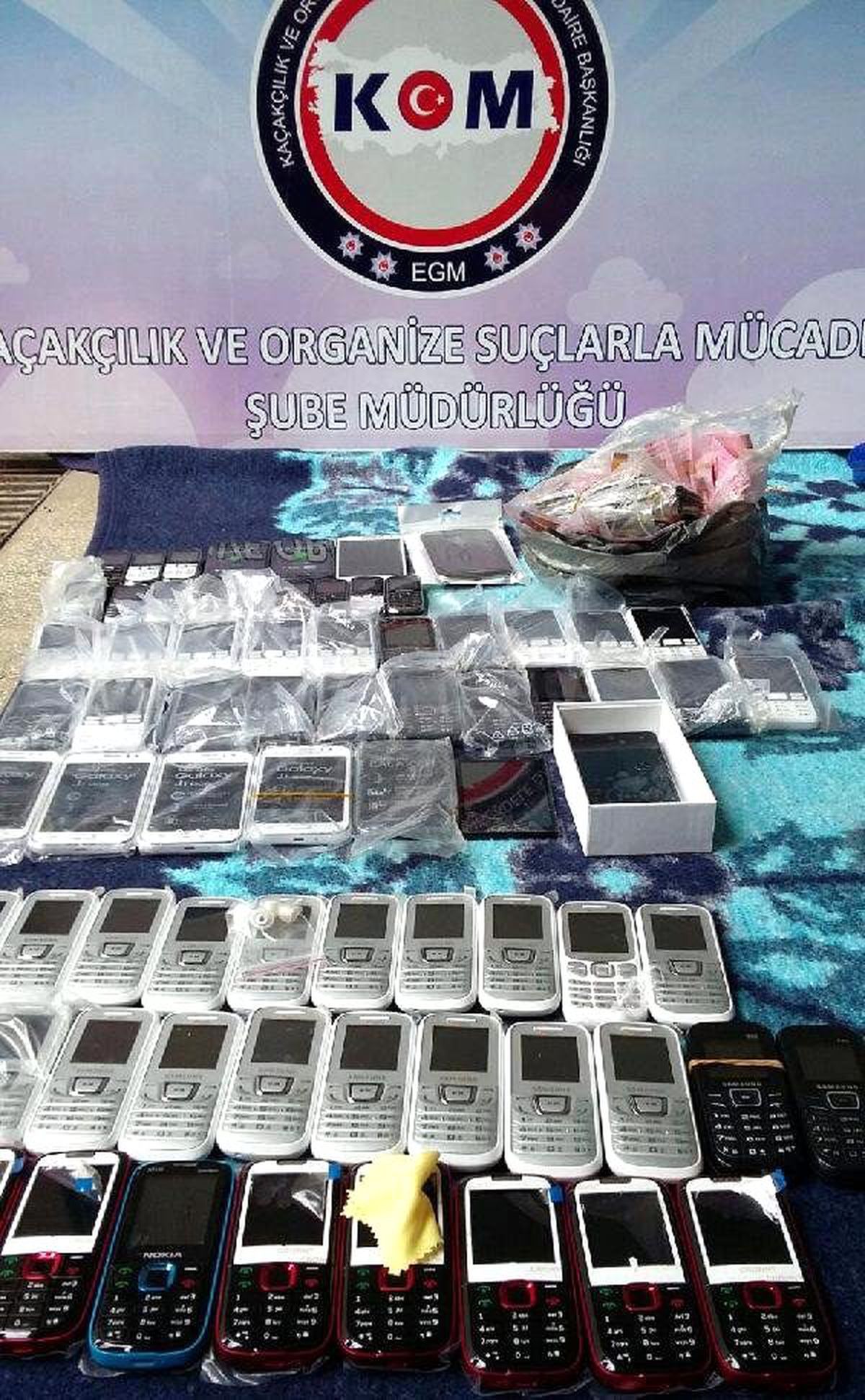 Otomobilde 76 Kaçak Cep Telefonu Ele Geçirildi