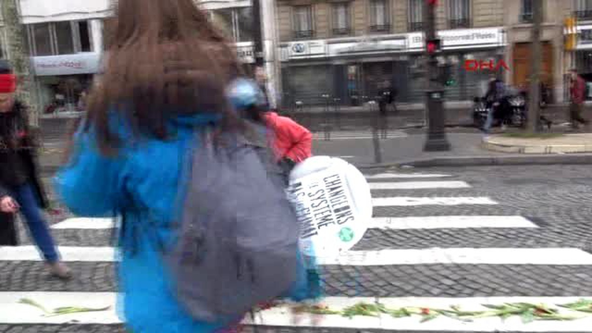 Paris\'te İklim Aktivistleri Gösteri Yaptı -2