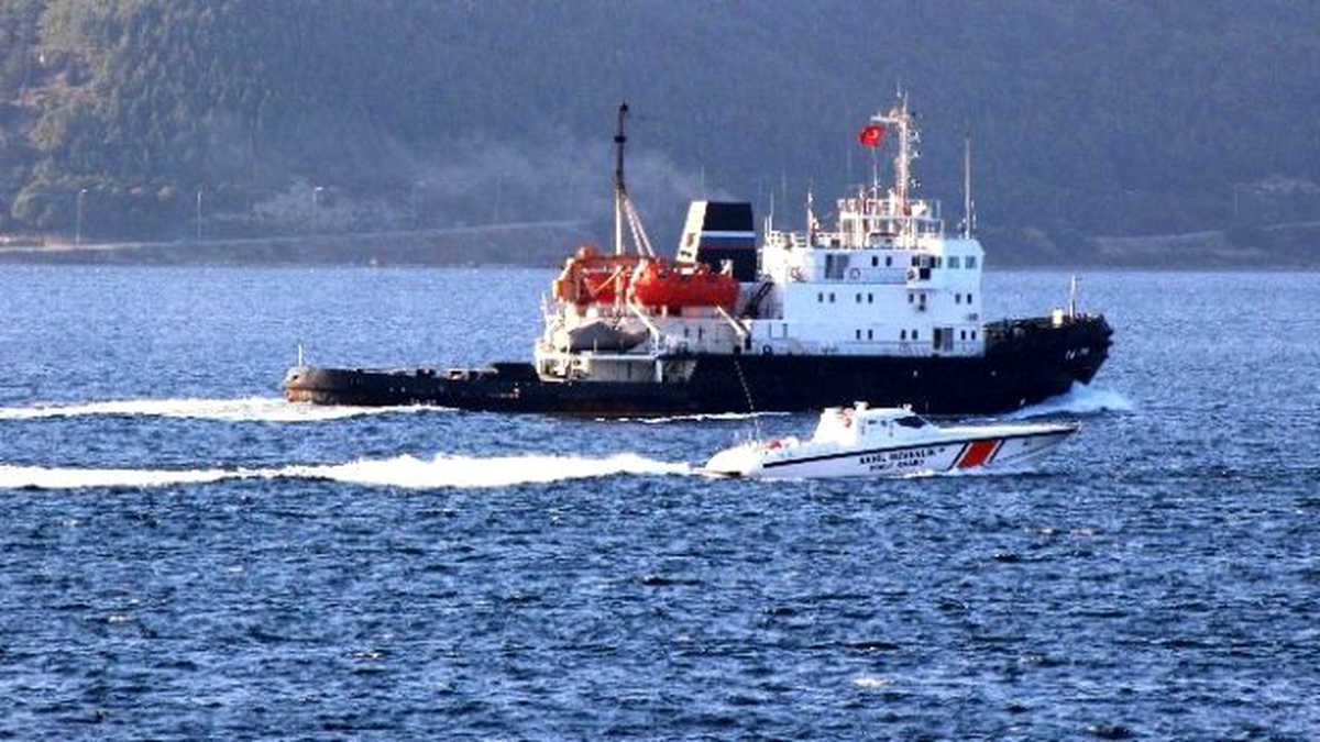 Rus Askeri Gemisi Çanakkale Boğazın\'dan Geçti