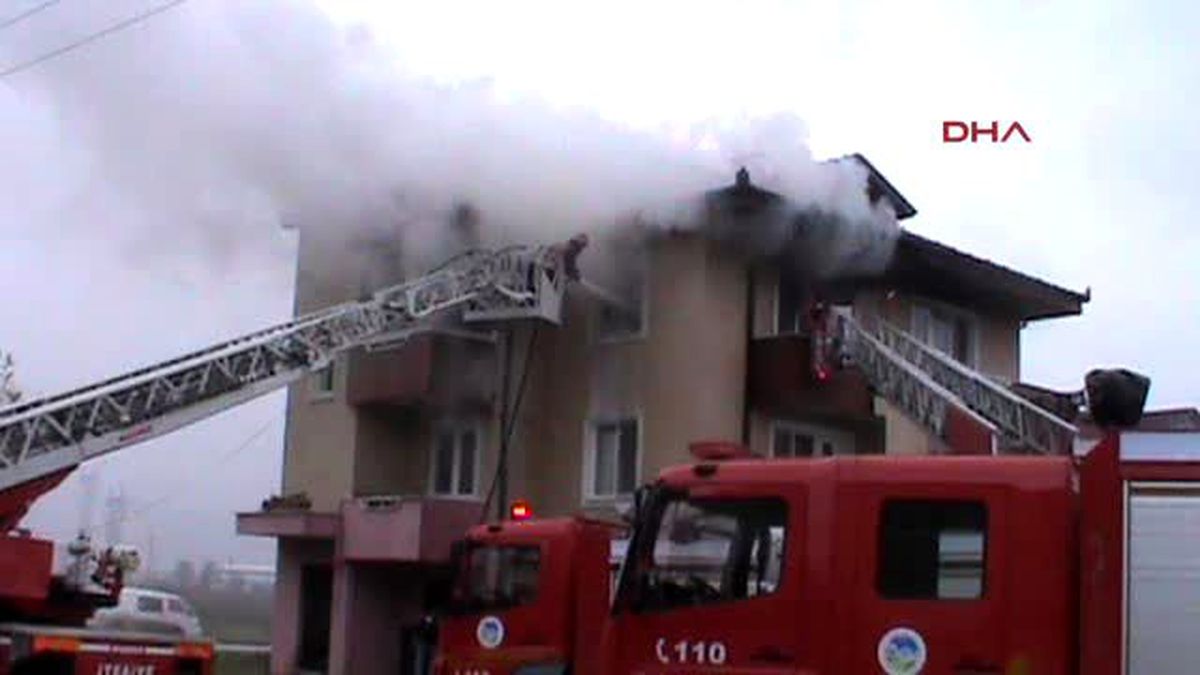 Sakarya - Elektrik Kontağı Evi Yaktı, 2 Kadın Dumandan Etkilendi