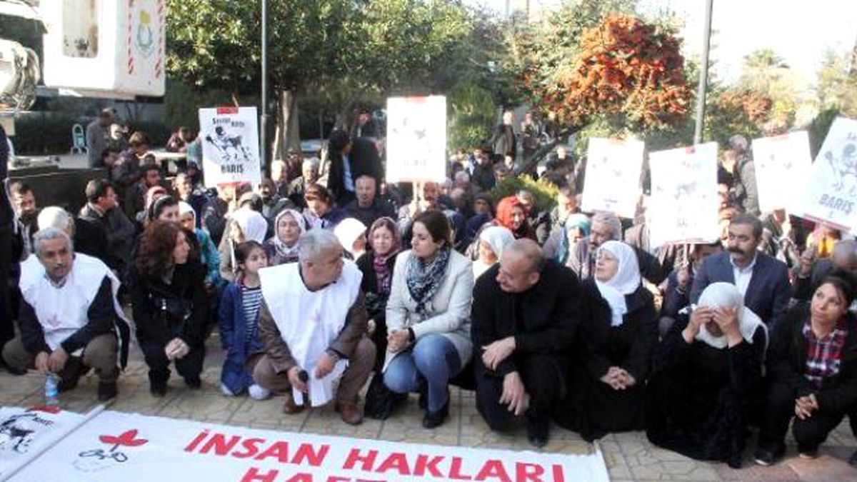 Şanlıurfa\'da Yürüyüşe İzin Alamayan İHD Üyeleri Oturma Eylemi Yaptı