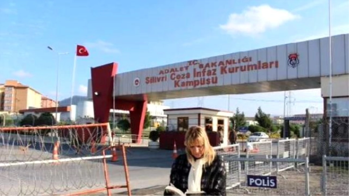 Silivri\'de Umut Nöbeti\'ni Cumhuriyet Gazetesi Yazarı Ceyda Karan Tuttu
