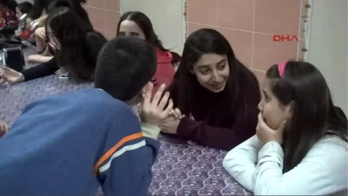 Tokat Gözlerini Kapatarak, Görme Engelli Öğrencilerle Halay Çektiler