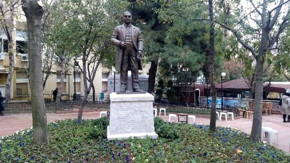 Üç Kemaller Parkı Yahya Kemal Beyatlı\'nın Heykeliyle Tamamlandı