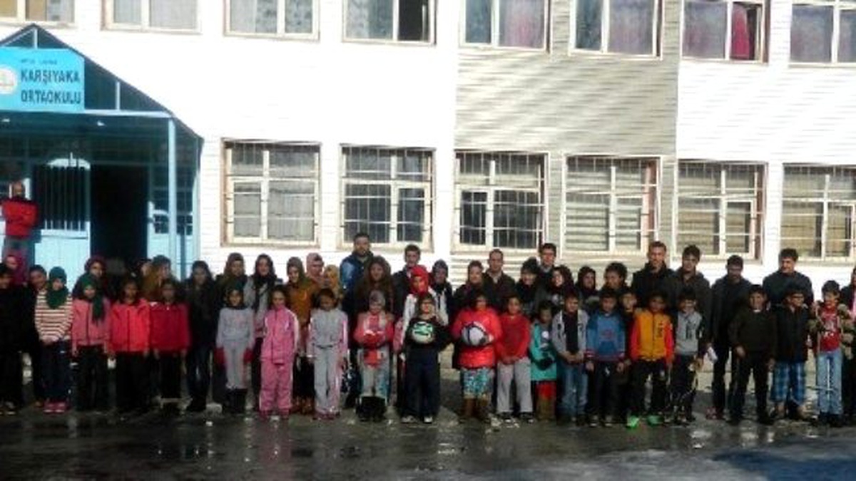 Üniversite Öğrecileri Ortaokulu Ziyaret Etti