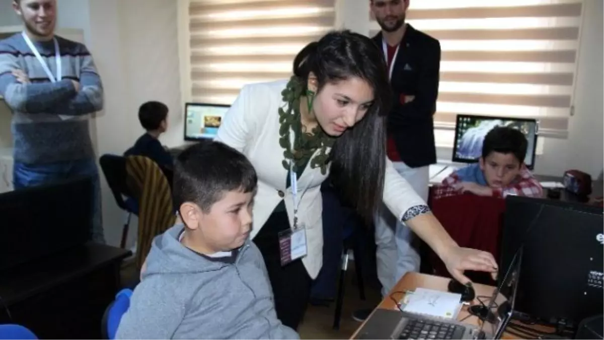 Üniversiteli Gençler İlköğretim Öğrencilerine Bilgisayar Öğretiyor
