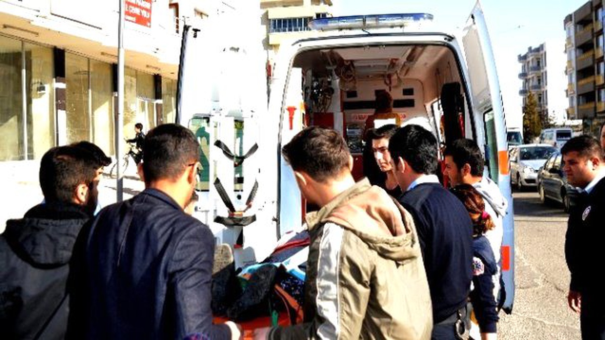 Yaşlı Kadına Otomobilin Kapısı Çarptı