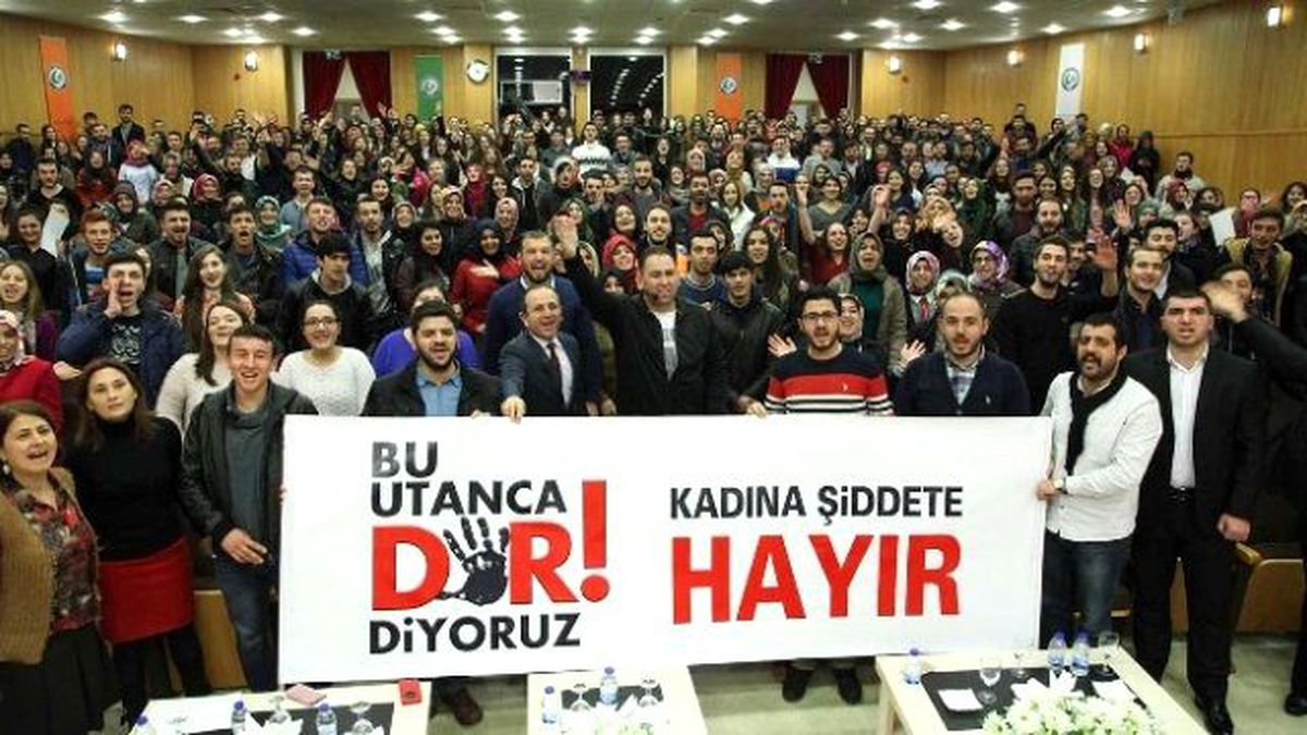 Yönetmen Yıldız, Katıldığı Programda \'Kadına Şiddete Hayır\' Pankartı Açtı