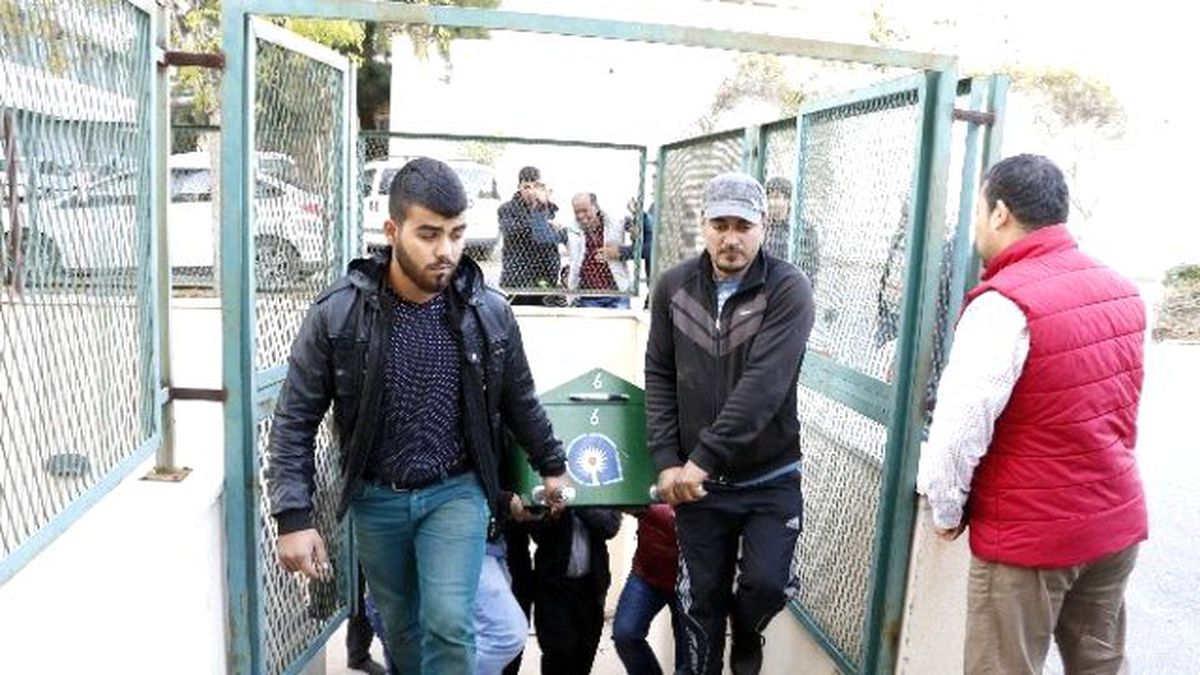Acılı Baba 17 Yaşındaki Kızının Cenazesini Alırken Sinir Krizi Geçirdi